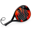 Padel raketa černo červená uhlíková vlákna povrch EVA paměťová pěna jádro 3,7 cm tloušťka 26 cm šířka 34 cm délka 12 cm rukojeť 2