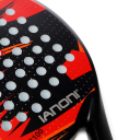 Padel raketa černo červená uhlíková vlákna povrch EVA paměťová pěna jádro 3,7 cm tloušťka 26 cm šířka 34 cm délka 12 cm rukojeť 3