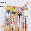 Palillos de bambú con motivo de geisha para comidas asiáticas Set de 5 pares Cada par con un estampado diferente Puntas estriadas Longitud 22,5 cm 4