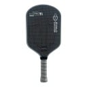 Pálka na pickleball karbonová 41,9 x 19,1 cm Tloušťka 16 mm Polymerové voštinové jádro Texturovaný povrch Černá se šedým okrajem 1