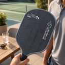 Pálka na pickleball karbonová 41,9 x 19,1 cm Tloušťka 16 mm Polymerové voštinové jadro Texturovaný povrch Čierna so šedým okrajom 8