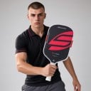 Pálka na pickleball protáhlá Tloušťka 16 mm Vysoká kontrola rotace Tmavá s červeným motivem a bílým okrajem Na trénink i turnaje 4