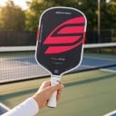 Pálka na pickleball protáhlá Tloušťka 16 mm Vysoká kontrola rotace Tmavá s červeným motivem a bílým okrajem Na trénink i turnaje 6