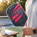 Pálka na pickleball protiahnutá Tloušťka 16 mm Vysoká kontrola rotácie Tmavá s červeným motívom a bielym okrajom Na tréning aj turnaje 7
