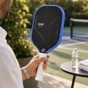 Pálka na pickleball s krytom a 2 loptičkami 40,6 x 19,1 x 1,6 cm Termoformovaný karbon Pěnový okraj Textúrovaný povrch Čierna s modrým lemom 9