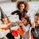 Palline rimbalzanti di Halloween che brillano al buio Hopi che brillano al buio Palline rimbalzanti per bambini Pallina di gomma con motivo di Halloween Palline per dolcetto o scherzetto 100 pz 2,6 cm 5