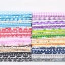 Pamut anyag otthoni maszkvarráshoz 25 x 25 cm-es négyzetek szettje Színben harmonizáló minták pöttyökkel és virágokkal Anyag 100% pamut 12