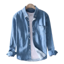 Pánská denimová košile ležérního střihu s límcem zapínaným na knoflíčky doplněná dlouhým rukávem náprsní kapsou s klopou a manžetami 2