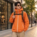 Pánská nepromokavá a větruodolná bunda s kapucí a vysokým límcem na zip s bočními kapsami na zip a volným střihem 3