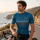 Pánský cyklistický dres s krátkým rukávem a zipem po celé délce s bílým a oranžovým kostičkovaným vzorem přes hruď v modré barvě 5