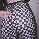 Pantaloni a quadri bianchi e neri da donna 1