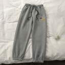 Pantaloni de trening pentru femei cu aplicație 1