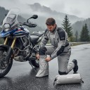 Pantaloni moto impermeabili con copriscarpe Vita elastica e borsa di stoccaggio Poliestere Abbigliamento da moto sopra i pantaloni 10