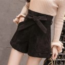 Pantaloni scurți de femei cu panglică A713 1