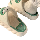 Pantoufles antidérapantes pour femmes avec grenouille dessinée Pantoufles douces et épaisses pour la maison avec un motif amusant Chaussures confortables pour l'été et à la maison Mignonnes 2