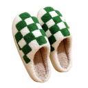 Pantufas domésticas felpudas com padrão xadrez retro 8