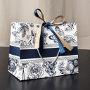 Papírová dárková taška 25×20×12 cm s květinovým a motýlím potiskem s provázkovými uchy a stuhou na balení 2
