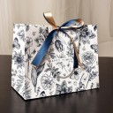 Papírová dárková taška 42×30×15 cm s květinovým a motýlím potiskem s provázkovými uchy a stuhou na balení 5