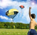 Parachute avec des soldats colorés 9