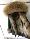 Parka de invierno para mujer con capucha bordeada de piel de mapache Forro de piel y puños Ajuste en la cintura Longitud hasta la mitad 12