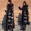 Parka feminina longa de inverno com capuz Preta com superfície brilhante Amplas câmaras acolchoadas Corte solto e reto Comprimento abaixo 2