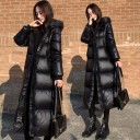 Parka feminina longa de inverno com capuz Preta com superfície brilhante Amplas câmaras acolchoadas Corte solto e reto Comprimento abaixo 3