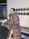 Parka longa de inverno feminina acolchoada com capuz e borda peluda Superfície metálica rosa antigo com brilho iridescente Cintura franzida 3