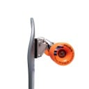Patineta cruiser S tail y ruedas de 70 mm Longitud 78,7 cm Grip antideslizante Gris azulado con ruedas naranjas Para la ciudad y las aceras 7