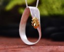 Pendentif féminin avec fourmi 2