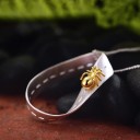Pendentif féminin avec fourmi 3