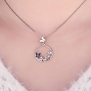 Pendentif femme papillons dans un cercle 2