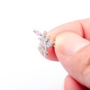 Pendiente pequeño para mujer con varilla y cierre esférico Decorado con circonitas Metal de bisutería Motivos de flores, hojas y arcos de piedras 10