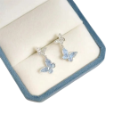 Pendientes de mariposa sutilmente elegantes Diseño brillante de lujo ligero Aleación de zinc Joyería moderna para mujeres Accesorio de moda elegante para fiestas 2