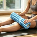 Pěnový masážní válec Profilovaný povrch s výstupky Světle modrý Na regeneraci a uvolnění svalů Na jógu i pilates a protahování zad a nohou 3