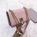 Pequena bolsa crossbody elegante para senhora com aba. Alça de corrente e cinta. Fivela metálica de cor dourada. Couro PU e poliéster. 22 x 16 4