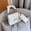 Pequena bolsa crossbody feminina em pele sintética PU com padrão de crocodilo Alça franzida e corrente em cor dourada Fecho metálico 17 x 6