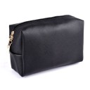 Pequena bolsa de cosméticos feminina com fecho em couro PU 17 x 11 x 6 cm Superfície com textura suave Puxadores de fecho dourados Fundo plano 1