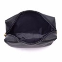 Pequena bolsa de cosméticos feminina com fecho em couro PU 17 x 11 x 6 cm Superfície com textura suave Puxadores de fecho dourados Fundo plano 4