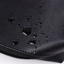 Pequena bolsa de cosméticos feminina com fecho em couro PU 17 x 11 x 6 cm Superfície com textura suave Puxadores de fecho dourados Fundo plano 7