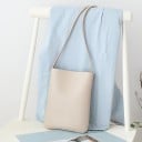 Pequena bolsa de ombro feminina tipo crossbody Formato simples e plano Fecho metálico Alça fina 52 cm Pele PU Dimensões 15 x 20 cm 4