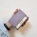 Pequeña cartera con tapa y broche metálico rectangular Franqueo claro con inscripción Cuero sintético 12 x 9 x 2 cm Compacta para bolso 2