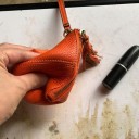 Pequeña cartera de mujer de piel auténtica con cremallera y correa para la muñeca Borlas decorativas Superficie granulada Costura 6