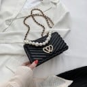 Pequena mala de senhora crossbody com aba Alça de pérolas Corrente de ombro Coração decorativo com pedras PU pele acolchoada 19,5 x 12 x 8,5 cm 2