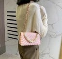 Pequena mala de senhora crossbody com aba Alça de pérolas Corrente de ombro Coração decorativo com pedras PU pele acolchoada 19,5 x 12 x 8,5 cm 9