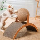 Pequeno arranhador de madeira para gatos com superfície curva e bola de sisal 35x15x26 cm Brinquedo divertido Arranhar e escalar Proteção de móveis 2
