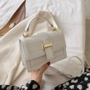 Pequeño bolso de mujer tipo crossbody con solapa y asa Estampado de cocodrilo Hebilla metálica dorada Strap delgado sobre el hombro Cuero 3