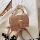 Pequeño bolso de mujer tipo crossbody con solapa y asa Estampado de cocodrilo Hebilla metálica dorada Strap delgado sobre el hombro Cuero 4