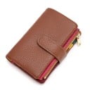 Petit portefeuille pour femmes en cuir véritable avec une texture grainée Fermeture avec un lien Poche zippée le long du bord Couches 3