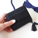 Petite portefeuille en cuir pour femme avec pompon M275 1