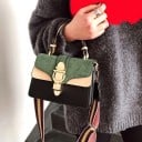 Petite sacoche crossbody pour femmes à porter à la main ou à l'épaule Large bandoulière rayée Rabat avec boucle dorée Cuir PU et polyester 20 6